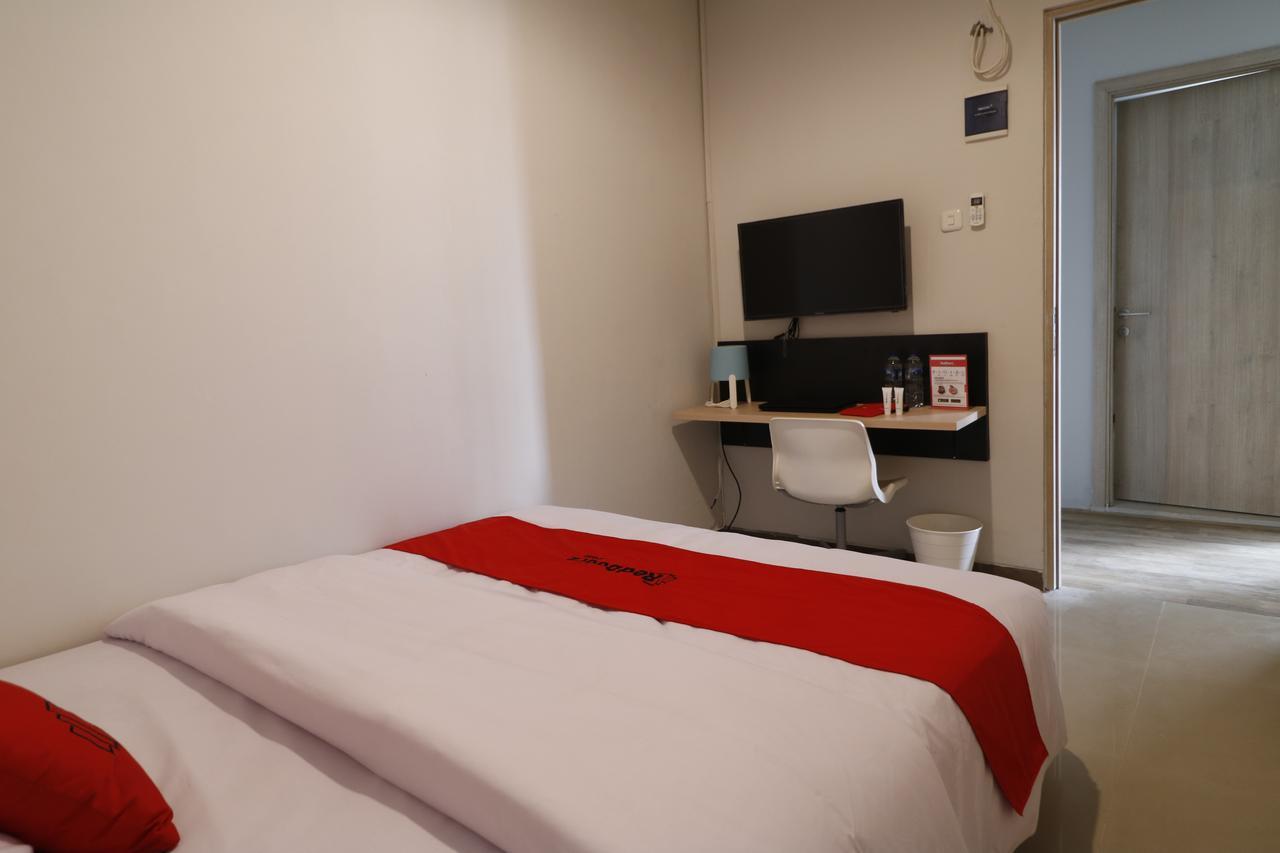 Reddoorz Plus Near Mall Pondok Indah Джакарта Экстерьер фото