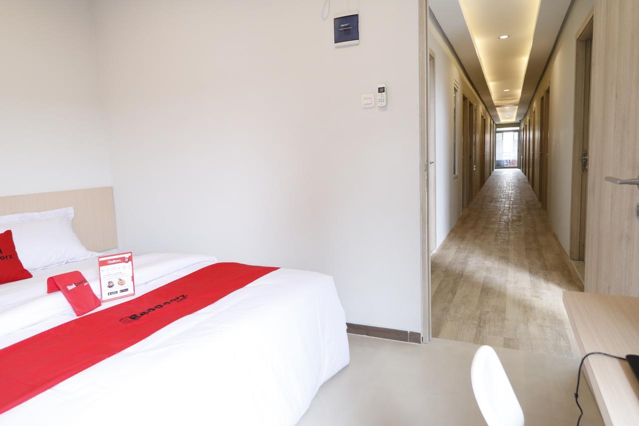Reddoorz Plus Near Mall Pondok Indah Джакарта Экстерьер фото